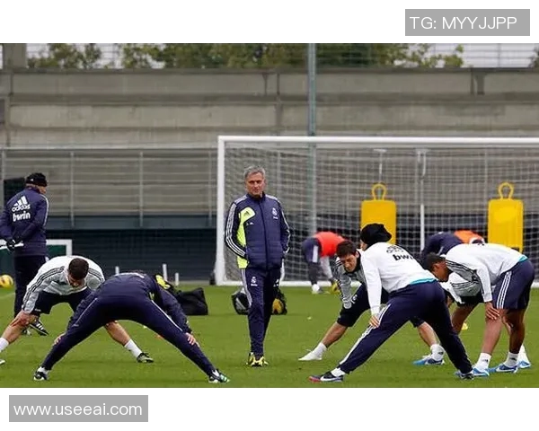 足球明星训练时压腿高清图片展现运动员的力量与优雅