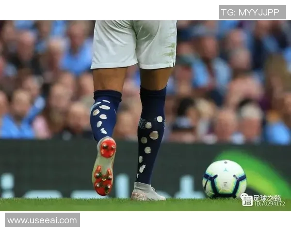 足球明星奔跑姿态如风展现超凡魅力引领运动时尚潮流